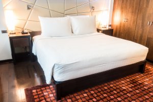 Kényelmes franciaágy egy kis hálószobában: nem probléma!