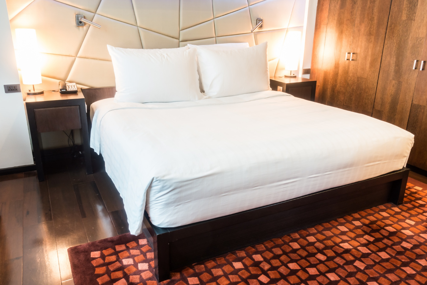 Kényelmes franciaágy egy kis hálószobában: nem probléma!