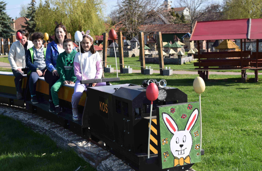 Szuper családi program - Nyuszivonat és tojásfestés a Dinnyési Várpark és Skanzenben