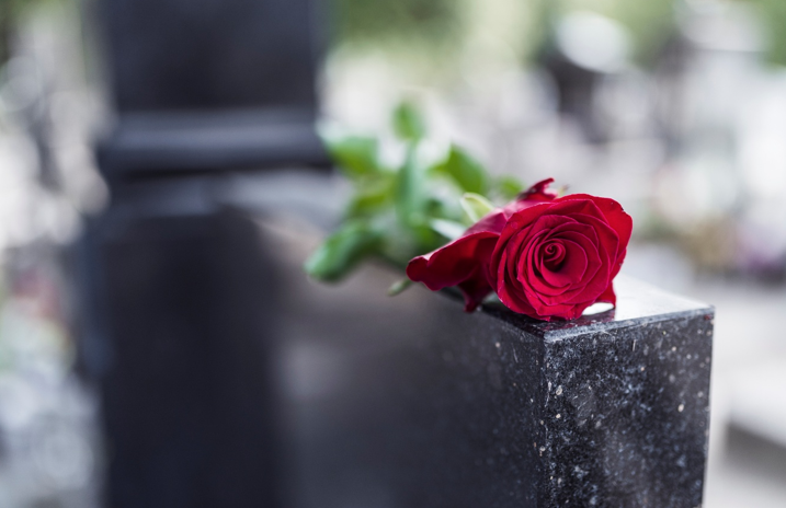Méltóságteljes emlék egy életen át – Útmutató a sírkő kiválasztásához