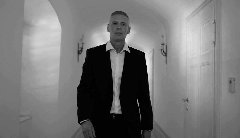 Bruce Willis után magyar arc került be egy globális kampányba