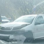 Frontálisan ütközött 2 autó Komló belvárosában - Képgaléria