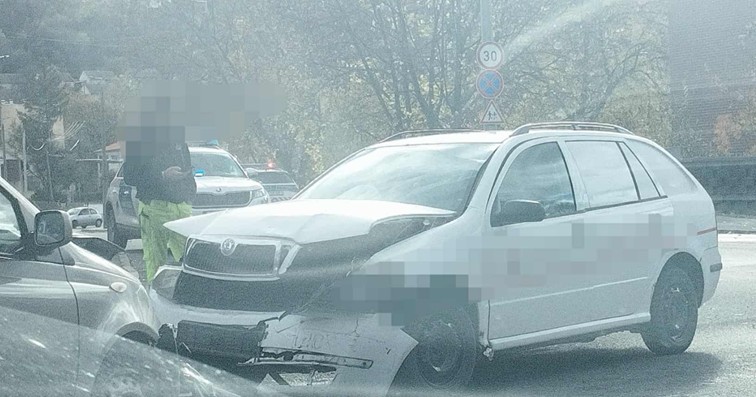 Frontálisan ütközött 2 autó Komló belvárosában - Képgaléria