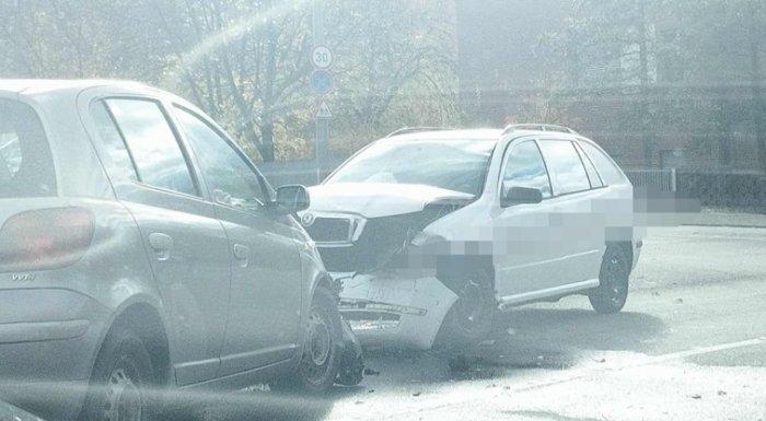 Frontálisan ütközött 2 autó Komló belvárosában - Képgaléria