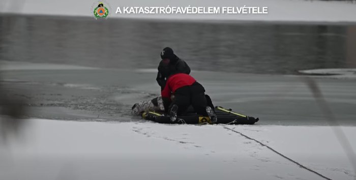 Drámai mentés a jeges Dunán: beszakadt a jég egy kutya alatt