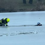 Pánik a jégen, hidegvér a parton – kamaszfiúkat mentettek ki a fagyos Domolosi tóból