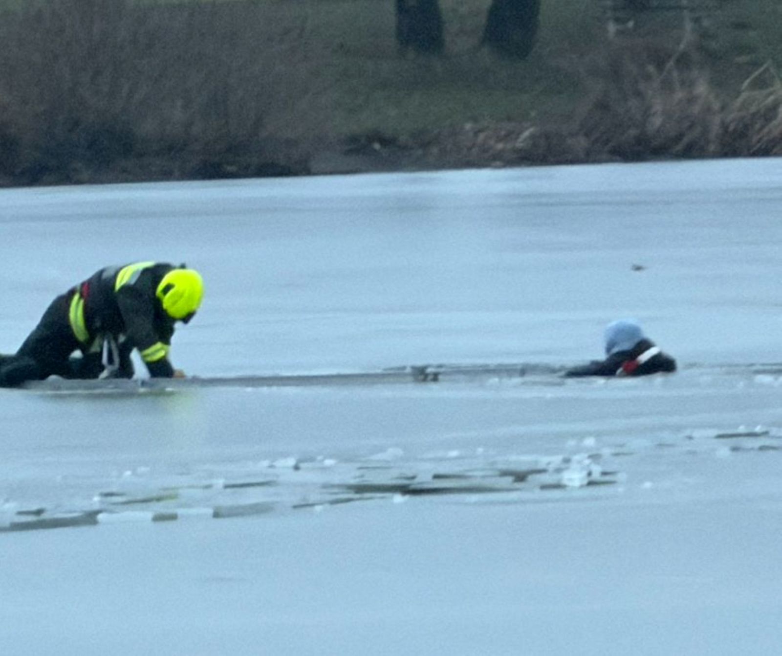 Pánik a jégen, hidegvér a parton – kamaszfiúkat mentettek ki a fagyos Domolosi tóból